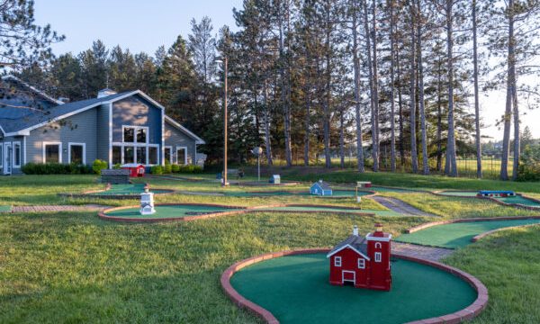 Mini-Golf-Course_1-1-600×450-1