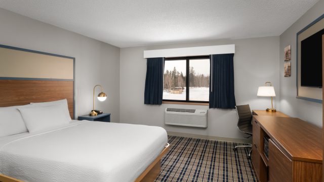 NQ1-1-Queen-Bed-room-204-1 – AmericInn Tofte