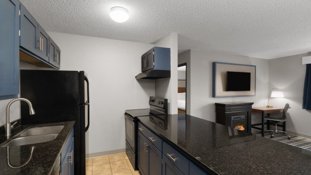 S11-1-King-Bed-and-2-Double-Beds-Two-Bedroom-Suite-Room-215-2 – AmericInn Tofte