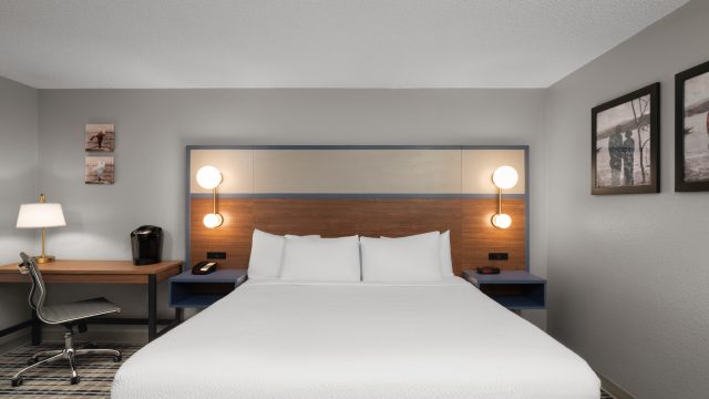 SNK1-King-Bed-Suite-room-216-3 – AmericInn Tofte