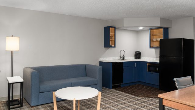 SNQ3-2-Queen-Beds-Deluxe-Suite-room-210-3 – AmericInn Tofte